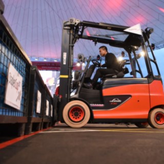 Carretillas elevadoras y transpaletas de alquiler Linde Material Handling. Contamos con concfesionarios en Valencia, Adanlucía, País Vasco, Galicia, Castilla, Baleares o Canarias